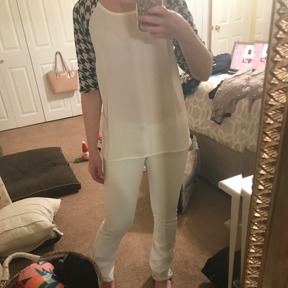 White Top with Black/White Checkered Sleeves 👚😍